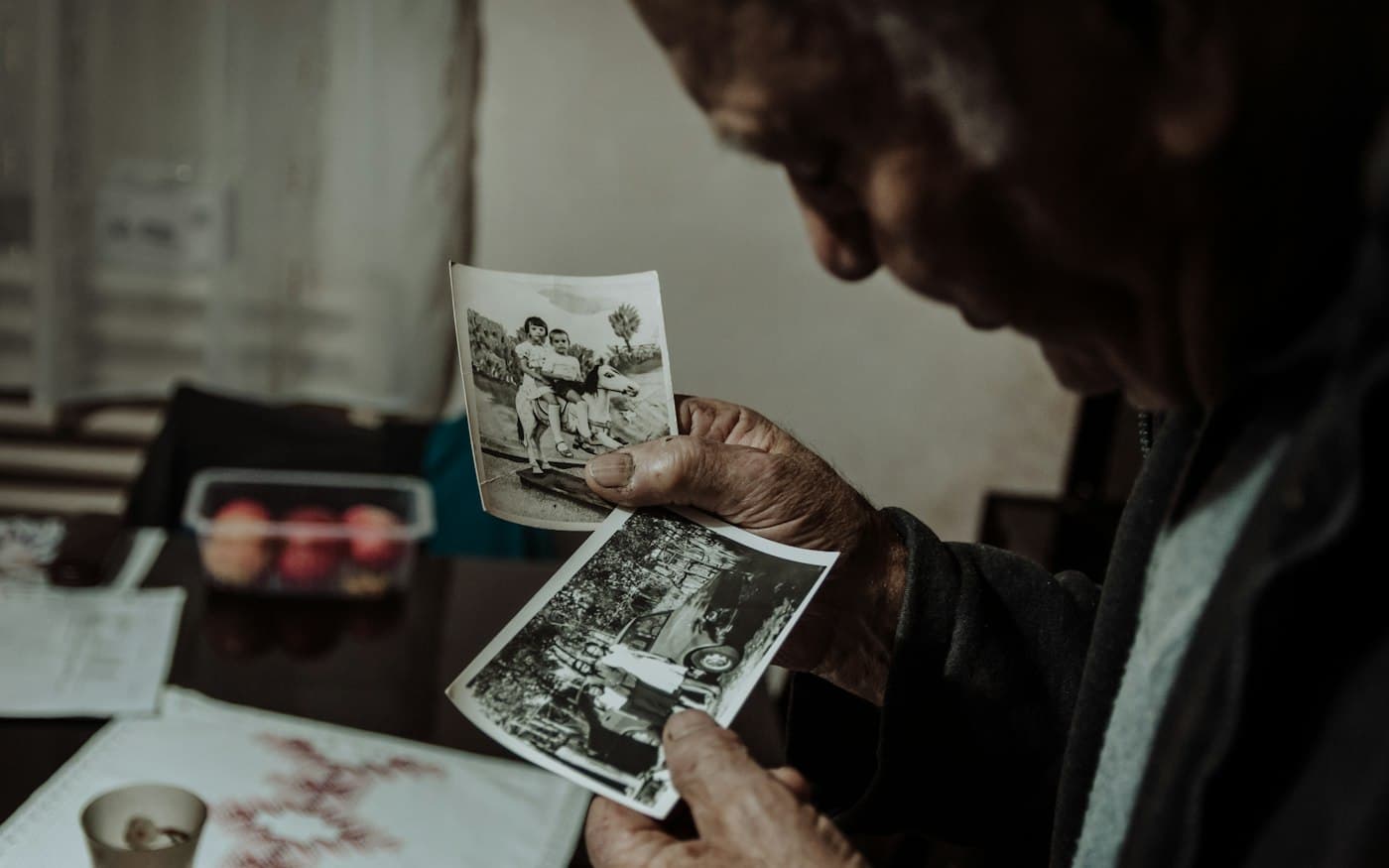 Ruce držící staré fotografie